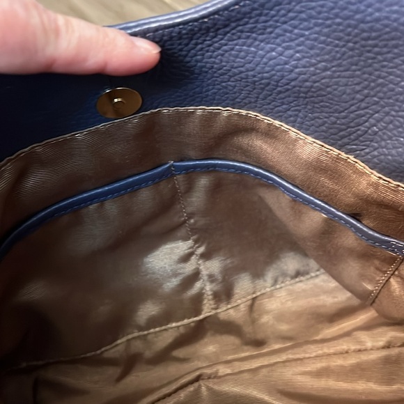 CUORE & PELLE 100% BLUE PEBBLED LEATHER HANDBAG WITH GOLD HARDWARE - Picture 12 of 16